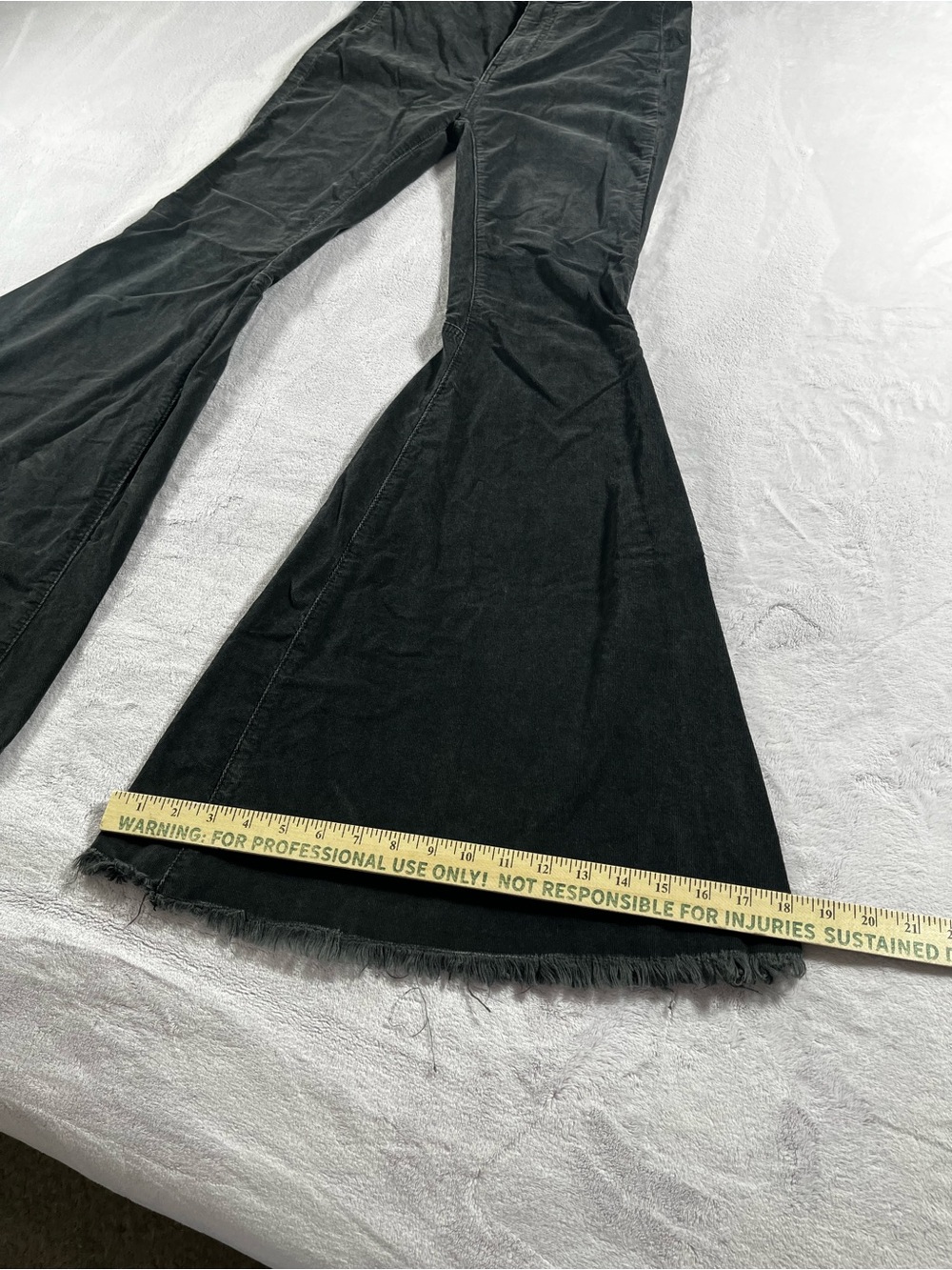 We The Free Women’s Raw Hem Corduroy Bell Bottoms Size 25 Light Black/Dark Gray - Picture 4 of 16